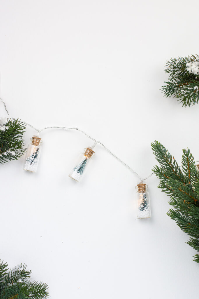 Weihnachtsdeko im Glas selber machen - DIY Lichterkette mit Tannenbäumen