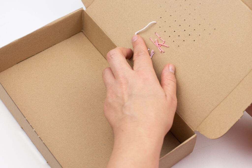 Weihnachtsgeschenke originell verpacken - DIY Geschenkboxen mit Kreuzstichmuster