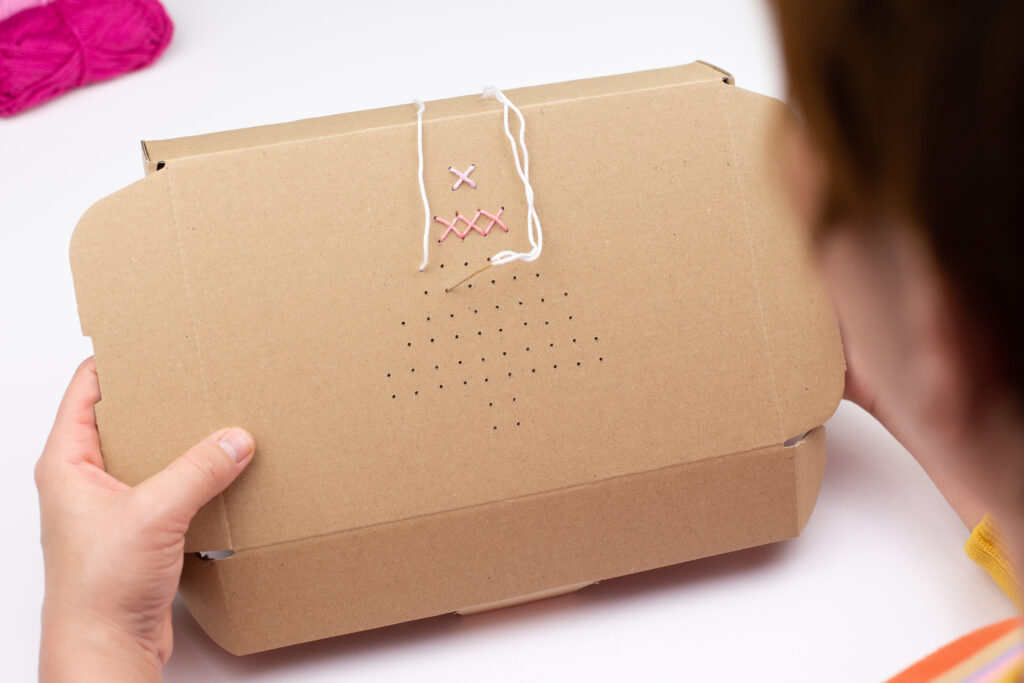Weihnachtsgeschenke originell verpacken - DIY Geschenkboxen mit Kreuzstichmuster