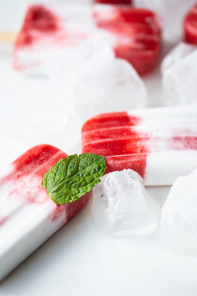 Fruchtiger Genuss am Stiel - Eis aus Erdbeeren selber machen