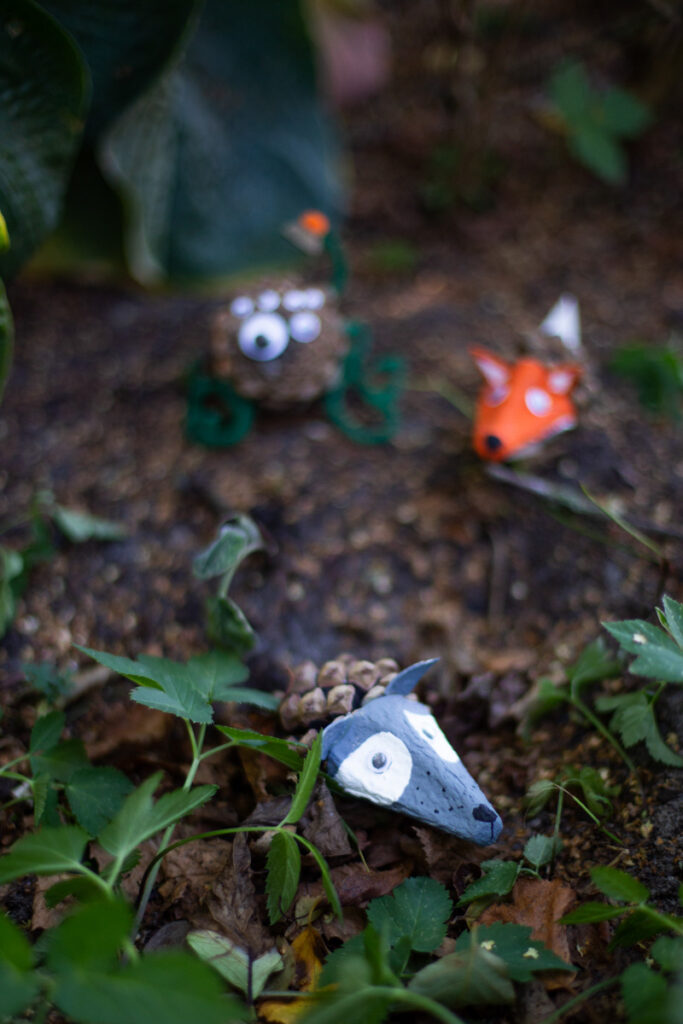 Kreatives Basteln mit Kindern im Herbst - DIY Waldtiere aus Zapfen und Eierkarton