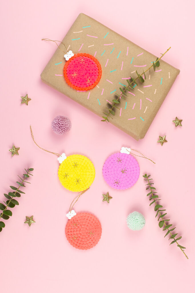 DIY Geschenkanhänger aus Bügelperlen zu Weihnachten basteln 