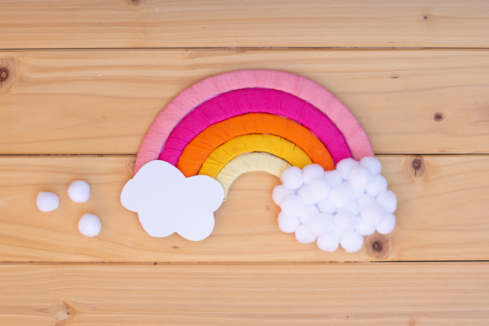 DIY Regenbogen mit Kindern basteln aus Wolle und Pappe