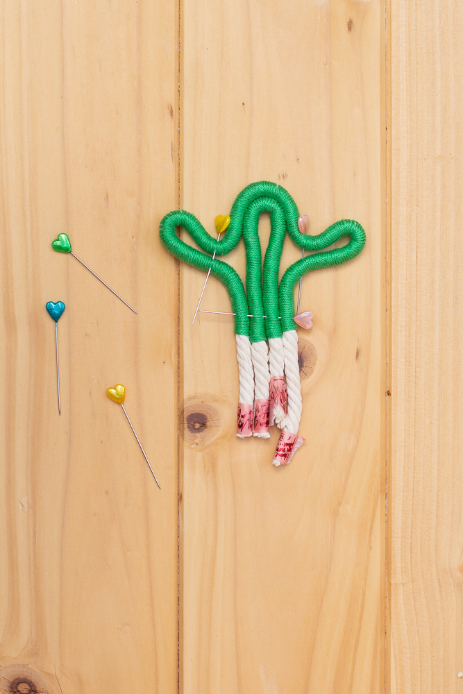 DIY Kaktus aus Wolle selber machen - Makramee Wanddeko