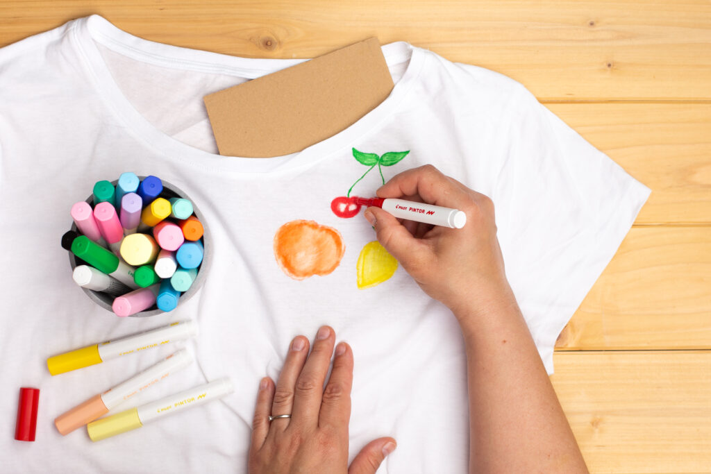 DIY: T-Shirt mit Tutti Frutti Motiven bemalen
