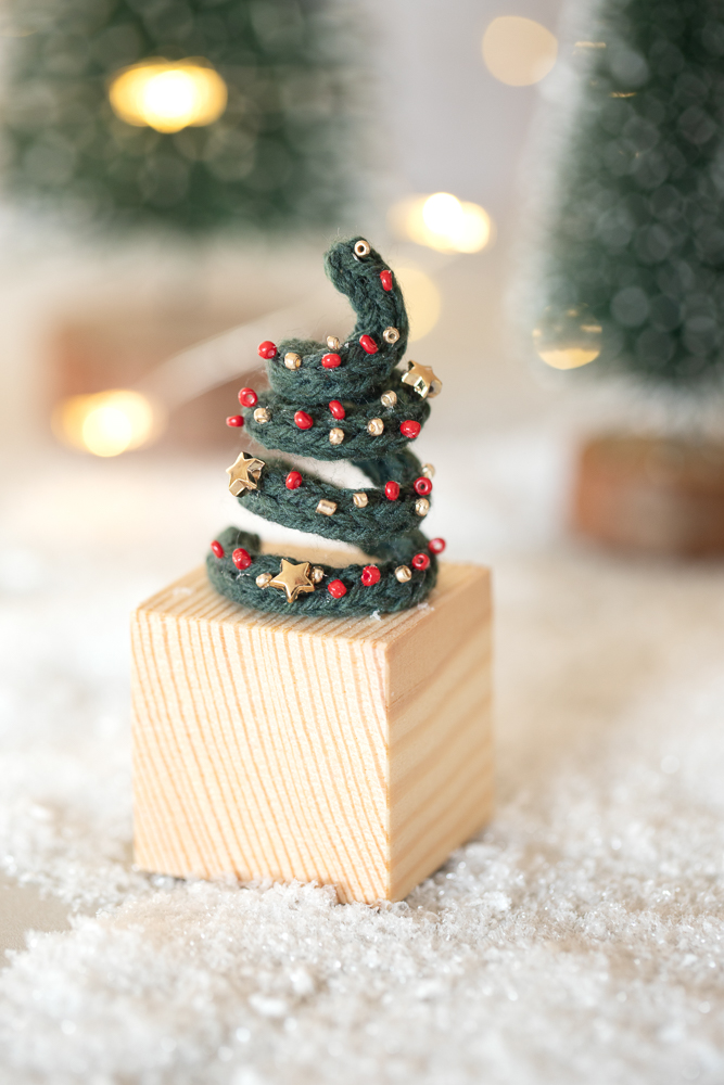 DIY Tannenbäume aus Wolle basteln - Gestrickte Weihnachtsdeko