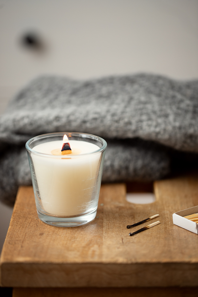 DIY Kerzen mit Holzdocht selber machen. Knisterkerzen herstellen.