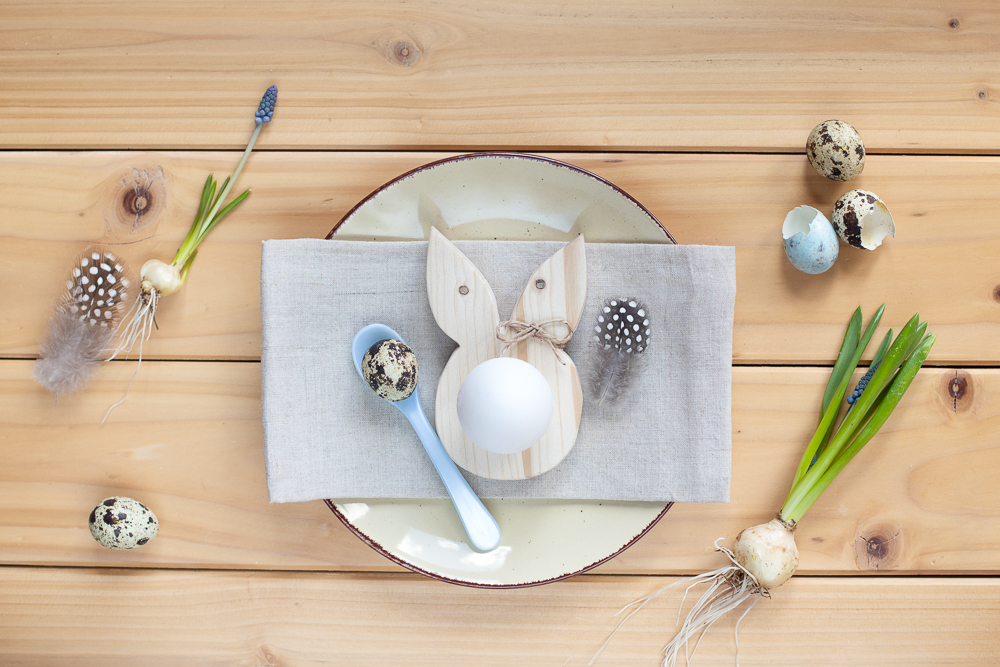 DIY Osterdeko aus Holz selber machen - Eierbecher in Hasenform