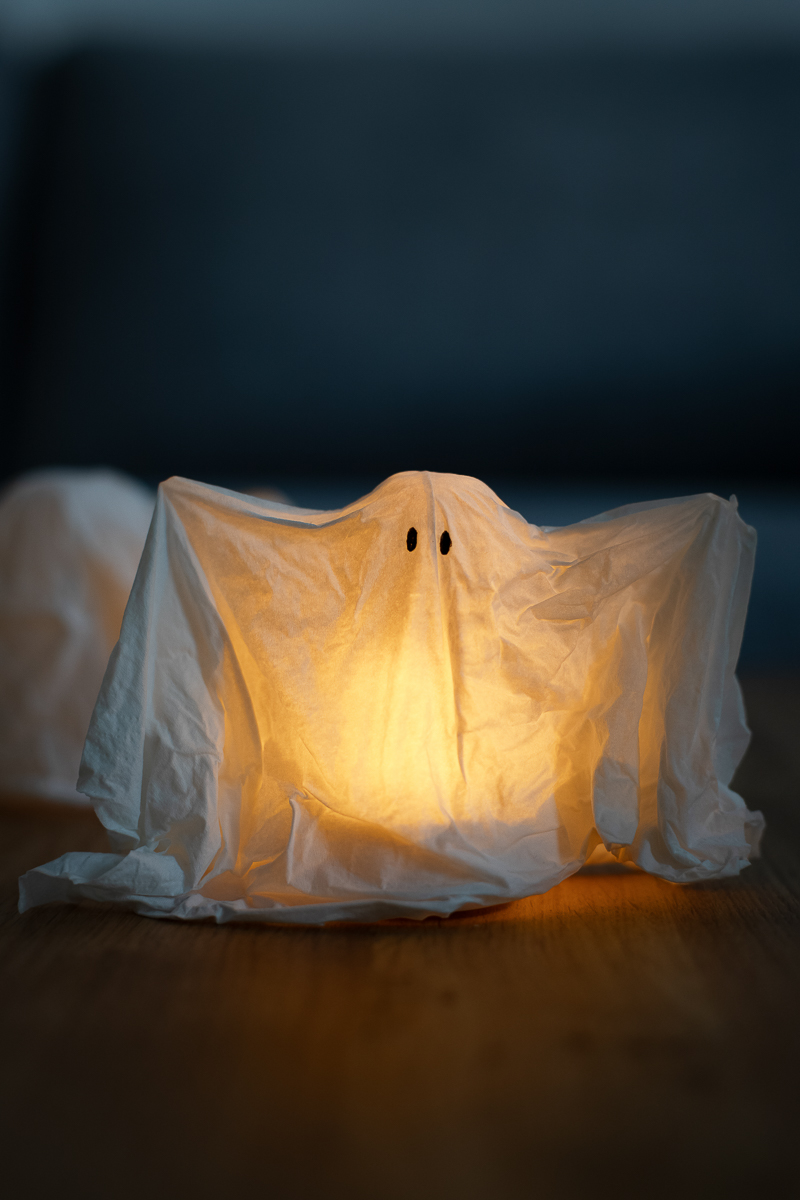 Leuchtende Geister aus Taschentücher basteln - Einfache DIY Halloween Deko